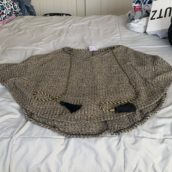 Romeo & Juliet cape shirt! Size Small new without tags - Picture 1 of 3